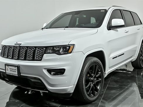 Used 2018 Jeep Grand Cherokee Altitude AWD/4WD image 5