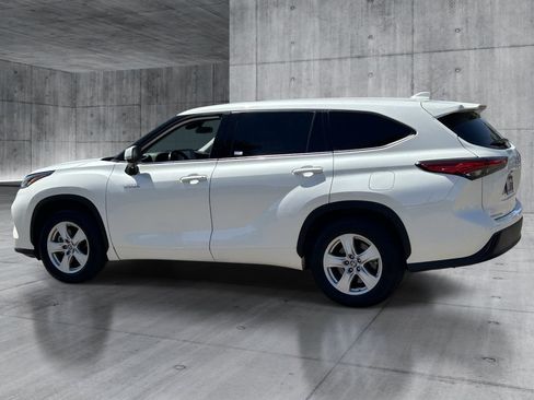 Used 2021 Toyota Highlander LE FWD image 3