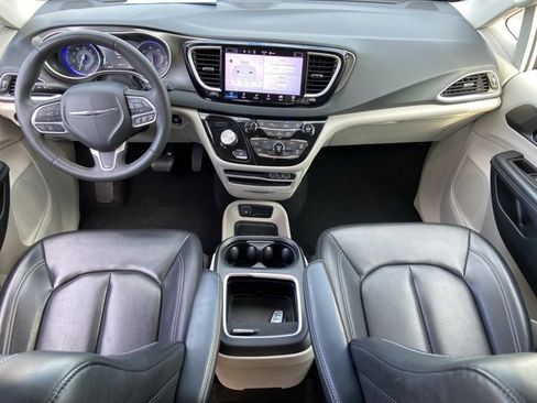 Used 2023 Chrysler Pacifica Touring-L FWD image 49