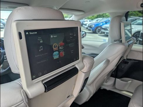 Used 2017 Chrysler Pacifica Touring-L Plus FWD image 12