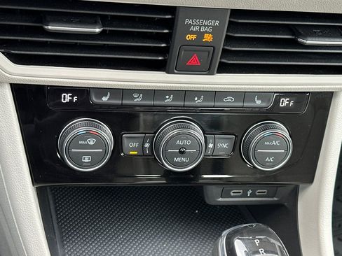 Used 2023 Volkswagen Jetta SE w/ Panoramic Sunroof Package image 20