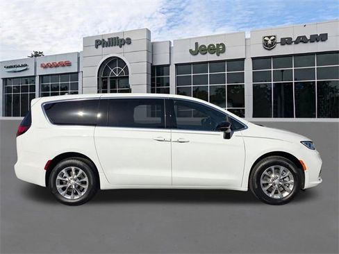 New 2026 Chrysler Pacifica Limited image 2