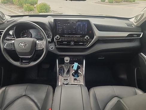 Used 2021 Toyota Highlander Platinum AWD/4WD image 14