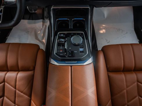 Used 2025 BMW 750e xDrive image 28