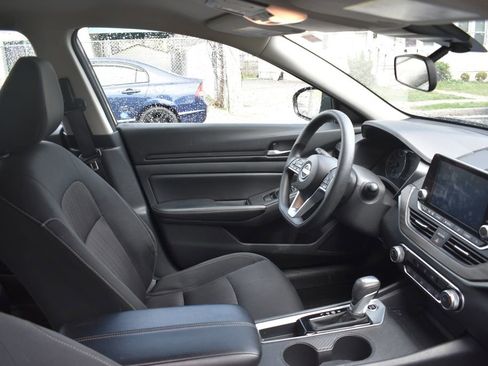 Used 2025 Nissan Altima 2.5 SV FWD image 18