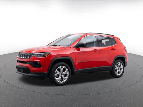 Used 2025 Jeep Compass Latitude AWD/4WD image 3