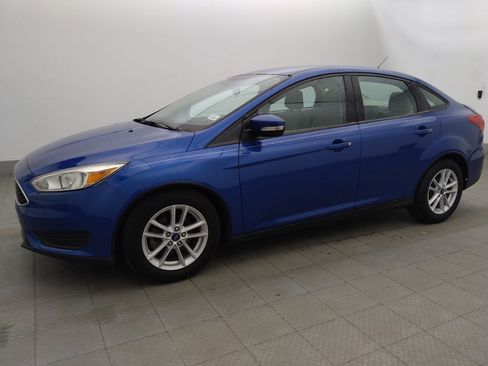 Used 2018 Ford Focus SE w/ Cold Weather Package FWD image 2