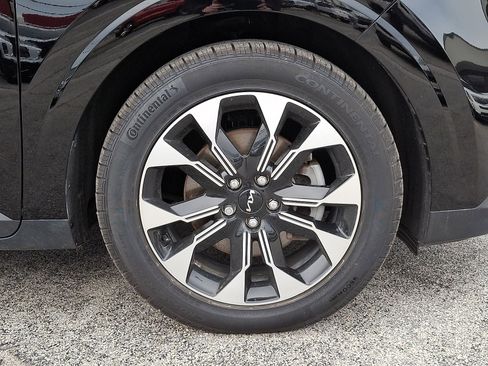 Used 2022 Kia Carnival EX image 9