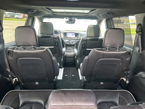 Used 2023 Chrysler Pacifica Limited w/ Uconnect Theater Family Group FWD image 9