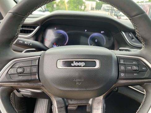 Used 2023 Jeep Grand Cherokee Limited AWD/4WD image 17