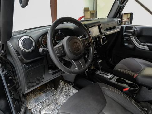 Used 2015 Jeep Wrangler Rubicon w/ Power Convenience Group AWD/4WD image 3