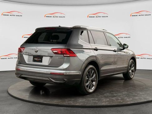 Used 2022 Volkswagen Tiguan SE w/ Panoramic Sunroof Package image 7