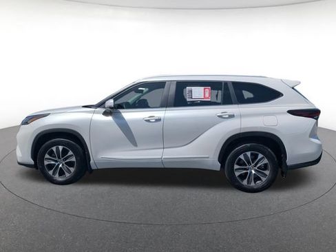 Used 2024 Toyota Highlander XLE AWD/4WD image 3