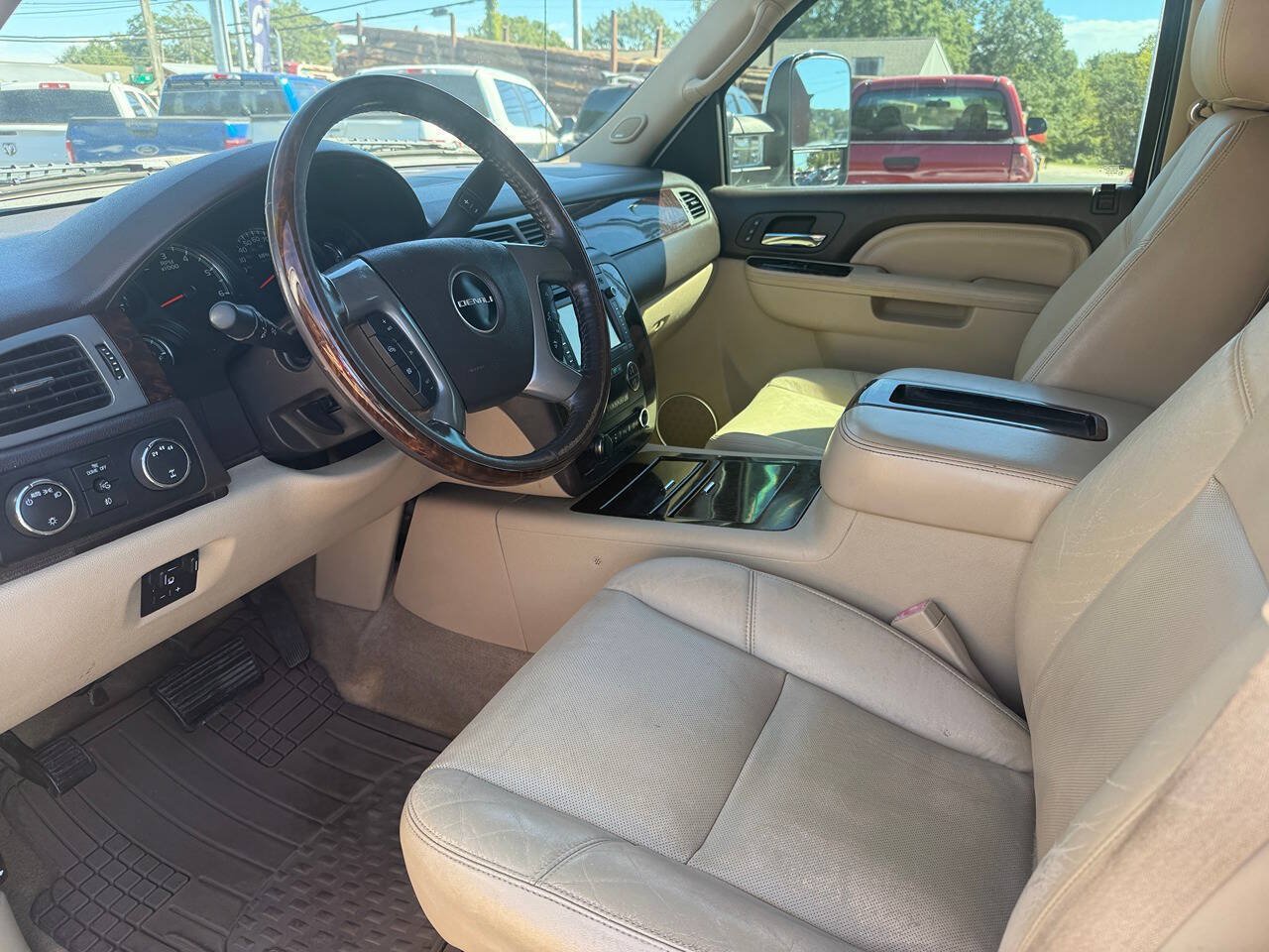 Used 2012 GMC Sierra 2500 Denali w/ Suspension Package, Off-Road AWD/4WD image 13