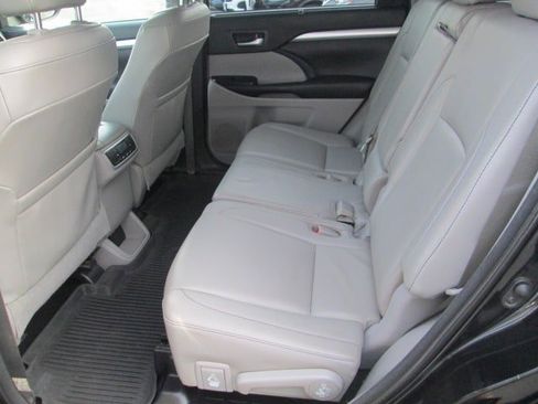 Used 2018 Toyota Highlander XLE image 11