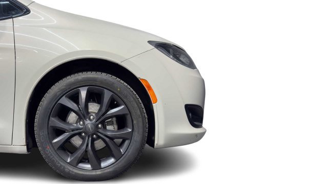 Used 2020 Chrysler Pacifica Touring w/ S Appearance Package FWD image 9