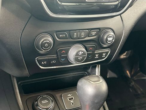 Used 2022 Jeep Cherokee Limited image 15