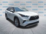 Used 2023 Toyota Highlander L image 3