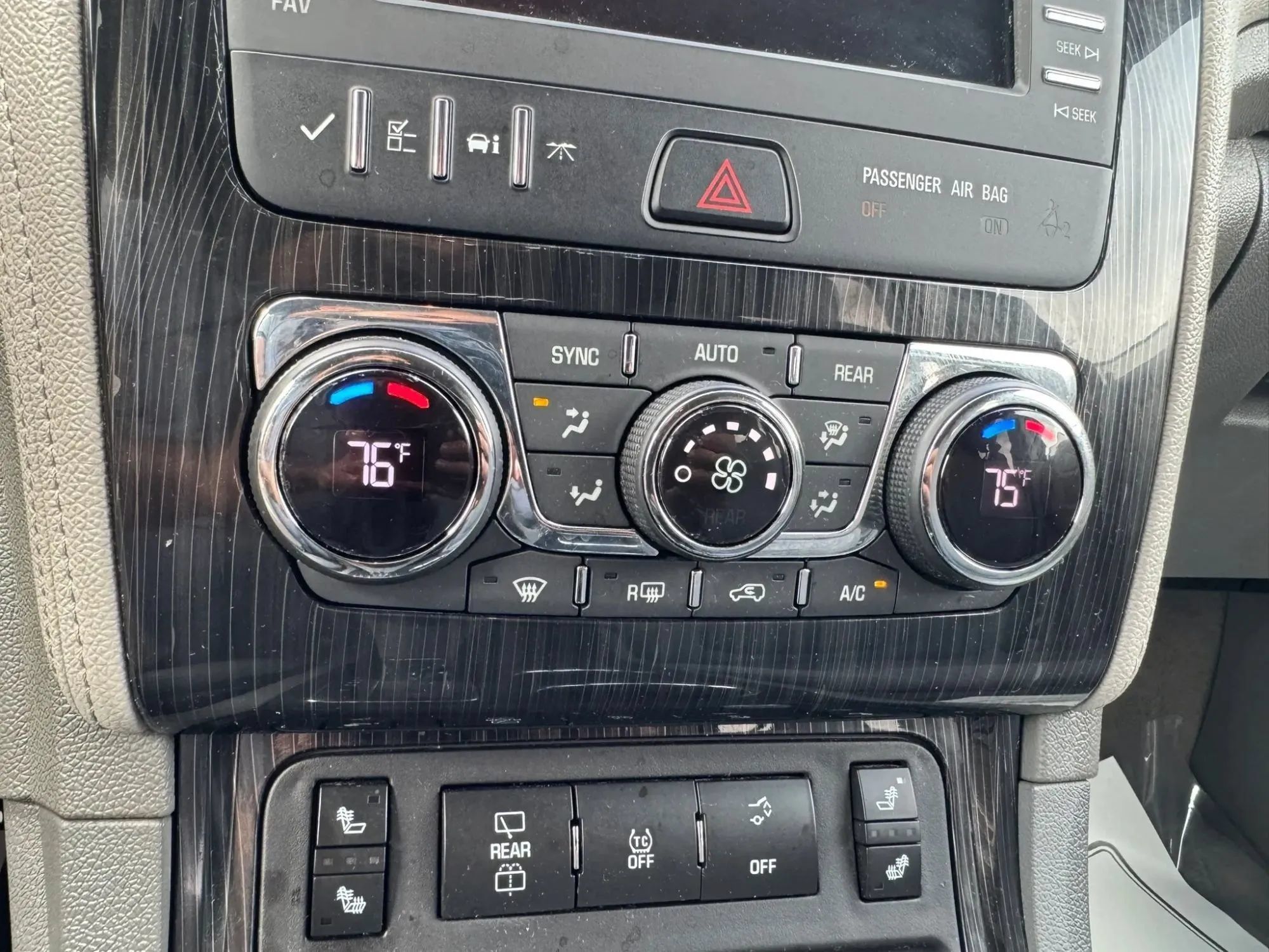 Used 2017 Chevrolet Traverse LT FWD image 19