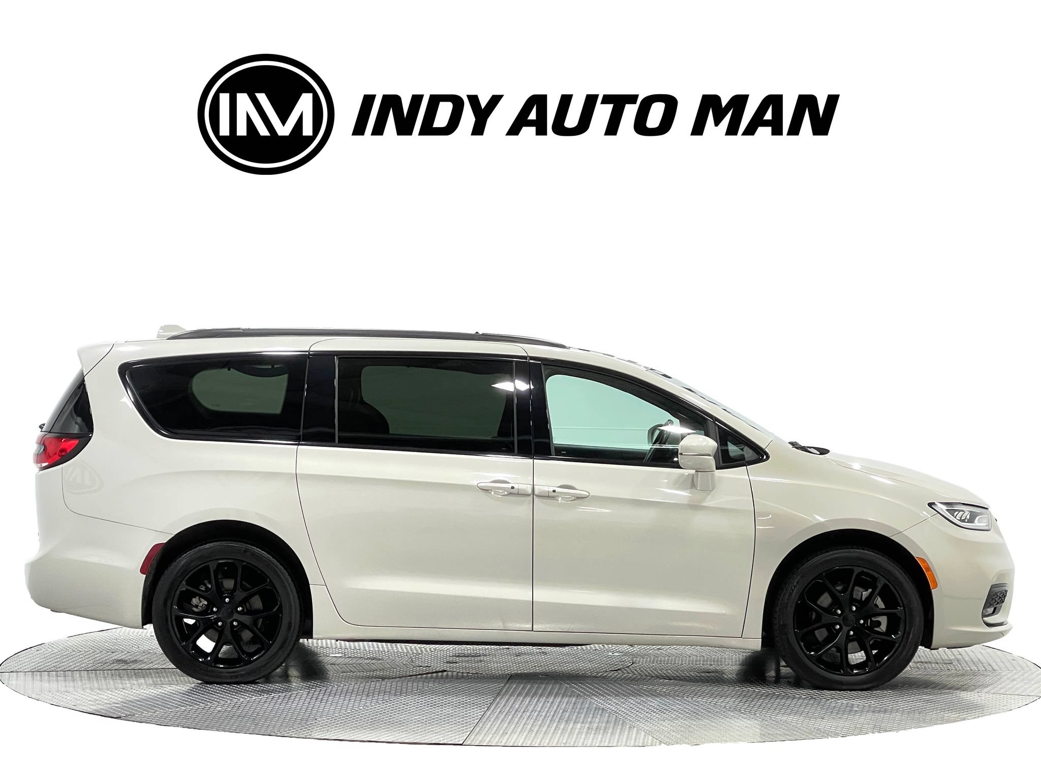 Used 2021 Chrysler Pacifica Limited w/ S Appearance Package AWD/4WD image 3