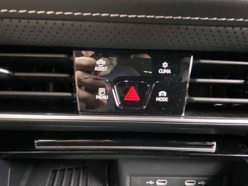 Used 2025 Volkswagen Atlas SE image 19