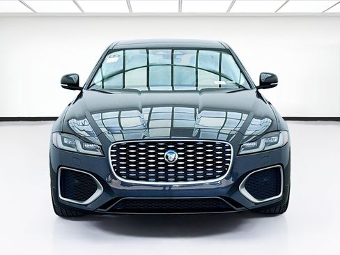 Used 2022 Jaguar XF SE RWD image 2