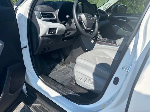 Used 2025 Toyota Highlander Platinum AWD/4WD image 6