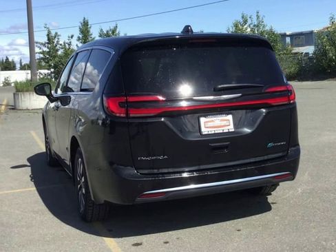 Used 2024 Chrysler Pacifica Select image 7