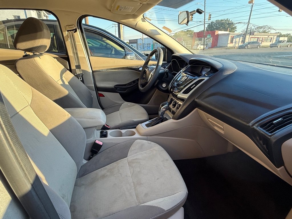 Used 2013 Ford Focus SE FWD image 6