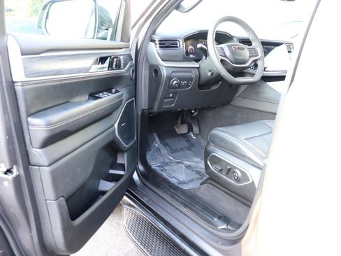 Used 2024 Jeep Wagoneer L Series III w/ Flexible Seating Group AWD/4WD image 10
