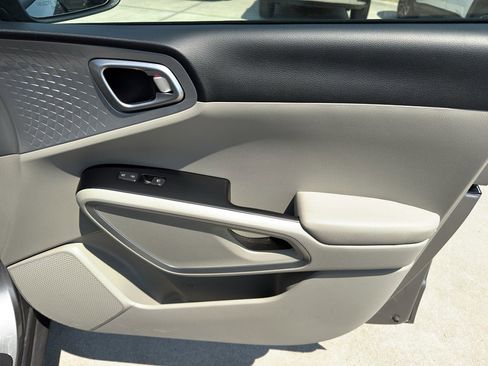 Used 2025 Kia Soul LX w/ LX Technology Package FWD image 29