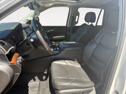 Used 2019 Cadillac Escalade Luxury image 8