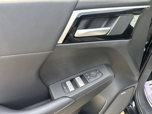 New 2025 Mitsubishi Outlander SE image 18