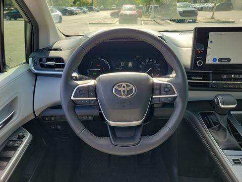 Used 2025 Toyota Sienna XLE FWD image 15