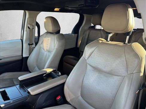 Used 2021 Toyota Sienna Limited image 14
