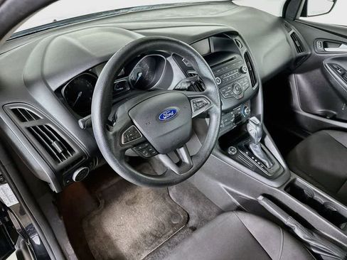 Used 2015 Ford Focus SE FWD image 2