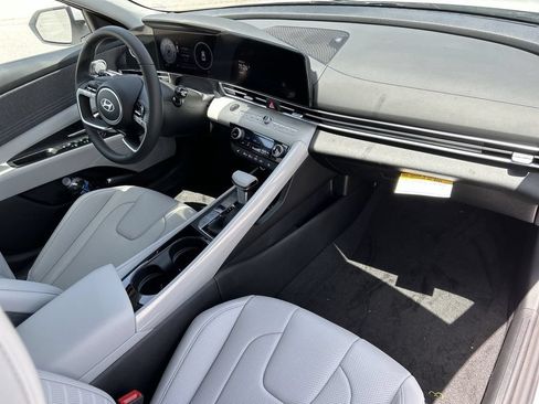 New 2025 Hyundai Elantra Limited FWD image 18