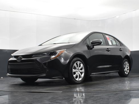 Used 2025 Toyota Corolla LE image 35