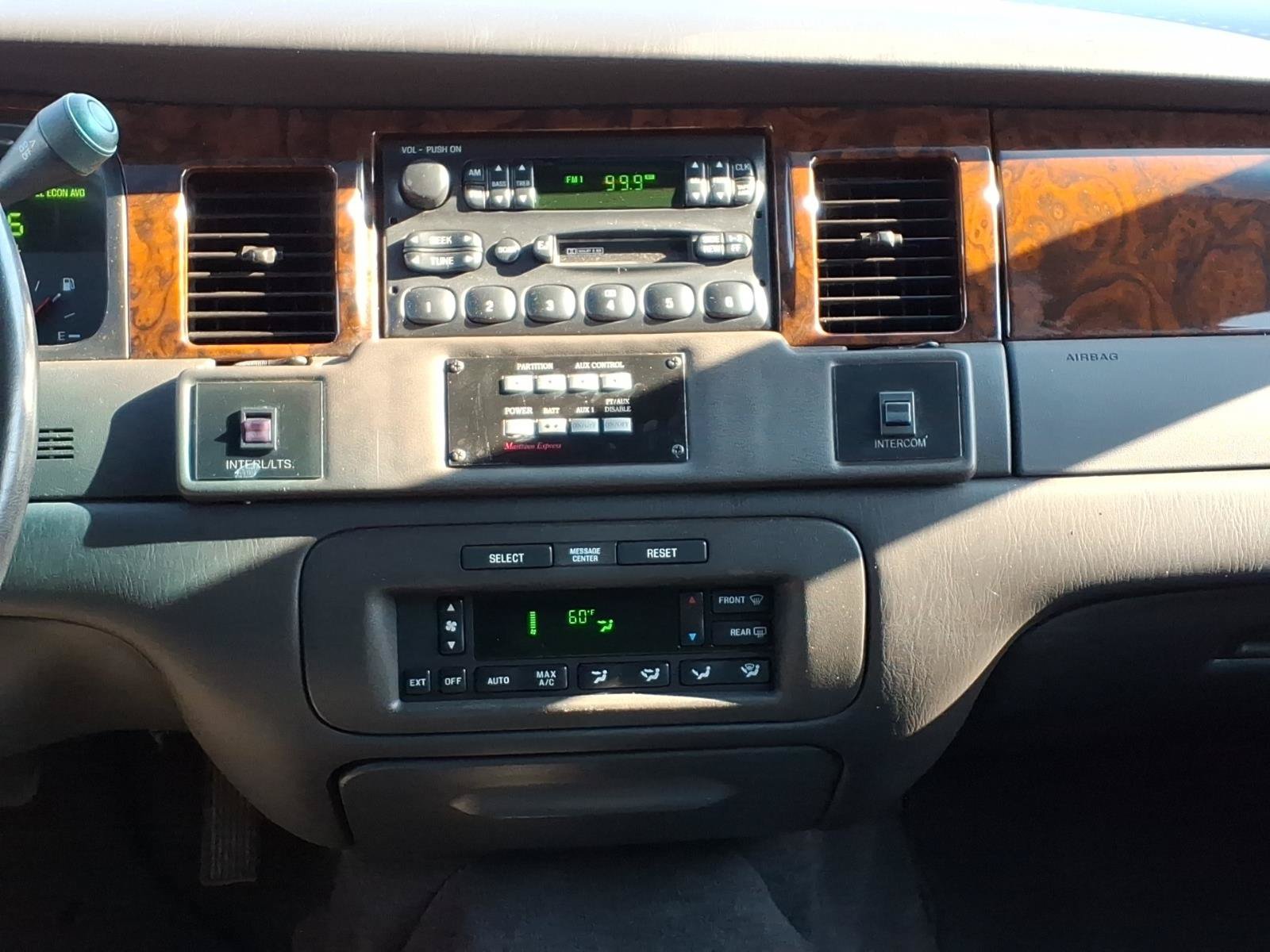 Used 1999 Lincoln Town Car Executive RWD image 20