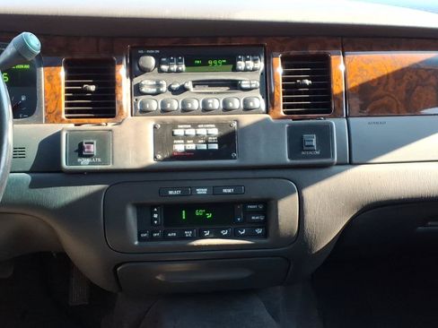 Used 1999 Lincoln Town Car Executive RWD image 20