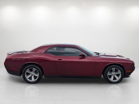 Used 2019 Dodge Challenger SXT image 4