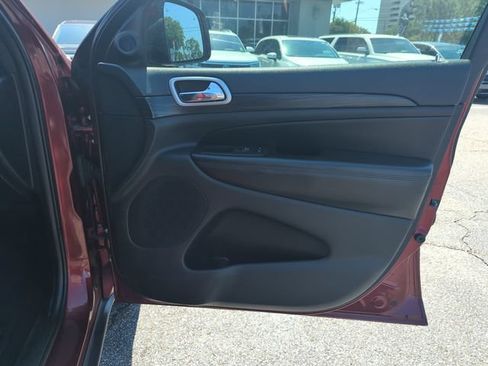 Used 2020 Jeep Grand Cherokee Laredo RWD image 29