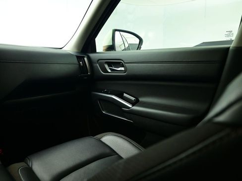 Used 2024 Nissan Pathfinder SL image 45