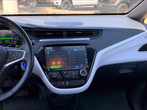 Used 2019 Chevrolet Bolt Premier w/ Infotainment Package FWD image 6