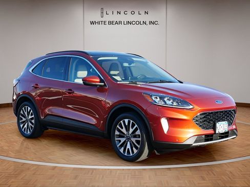 Used 2020 Ford Escape Titanium image 3