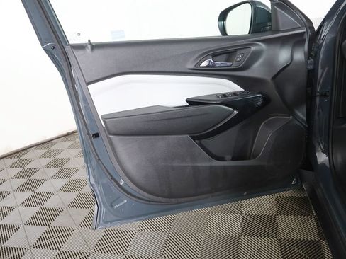 Used 2025 Chevrolet Trax LT FWD image 19