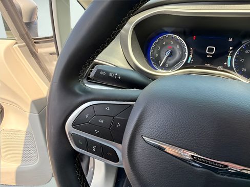 Used 2023 Chrysler Pacifica Touring-L FWD image 17