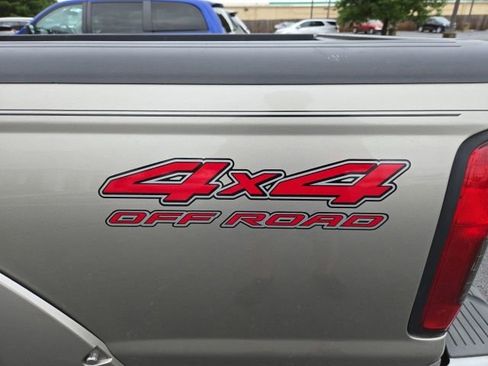 Used 2002 Nissan Frontier SE AWD/4WD image 2