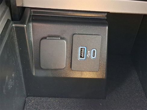 Used 2022 Ford Explorer XLT w/ Equipment Group 202A image 25