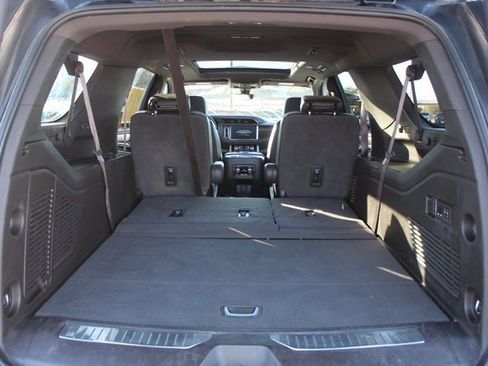 Used 2022 GMC Yukon XL Denali w/ Denali Premium Package image 5
